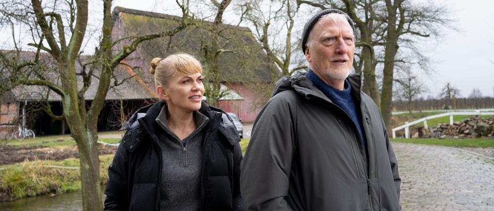 Helen Dorn (Anna Loos) und Richard Dorn (Ernst Stötzner) in einer Szene des Krimis „Helen Dorn - Mordsee“.