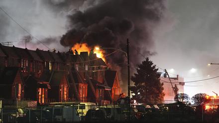 Ersthelfer arbeiten an der Unfallstelle nach dem Absturz eines Kleinflugzeugs in Philadelphia. Ein privates Kleinflugzeug sei mitten in einem belebten Gebiet im Norden der Stadt abgestürzt. 
