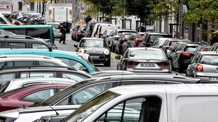Parkende Autos in der Berliner Krausenstraße in Mitte. 