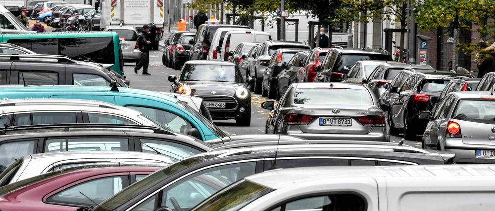 Parkende Autos in Berlin-Mitte (Symbolbild).