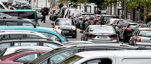 Parkende Autos in der Berliner Krausenstraße in Mitte. 