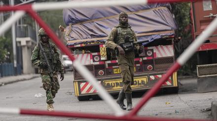 M23-Rebellen, die von Ruanda unterstützt werden, patrouillieren in der Demokratischen Republik Kongo. 