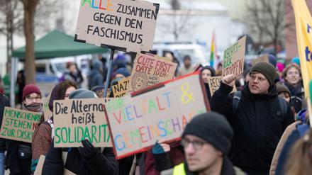 Menschen demonstrieren gegen die Junge Alternative (JA) vor der Stadthalle. In der Stadthalle tagt der Bundeskongress der AfD-Nachwuchsorganisation. 