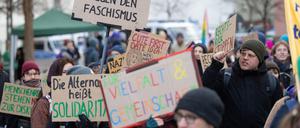 Menschen demonstrieren gegen die Junge Alternative (JA) vor der Stadthalle. In der Stadthalle tagt der Bundeskongress der AfD-Nachwuchsorganisation. 