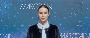 Cooler Chic. Schauspielerin Peri Baumeister bei der Marc Cain Fashion Show „Parallel Universe“ im Rahmen der Fashion Week Berlin im Kraftwerk in Berlin.