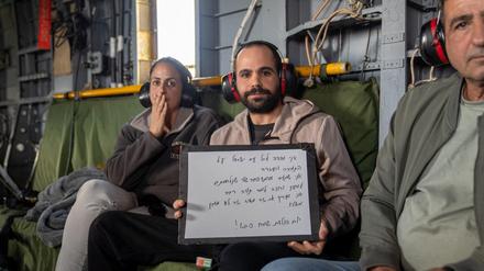Der freigelassene Yarden Bibas hält auf dem Hubschrauberflug in ein Krankenhaus eine Tafel hoch, auf der er sich in einem Text für die Unterstützung in Israel bedankt. 