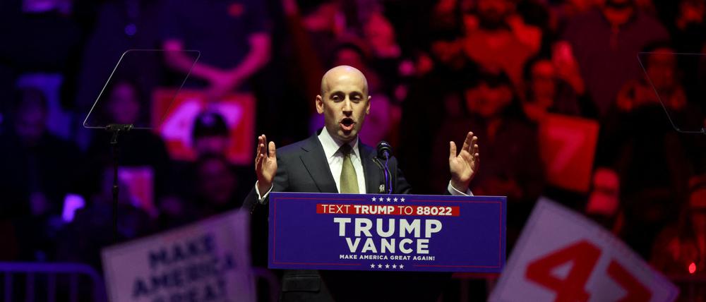 Stephen Miller auf einer Wahlkampfveranstaltung Trumps