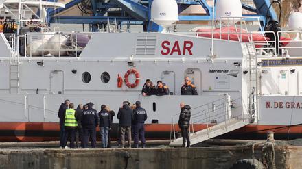 Nach einer neuen Niederlage vor Gericht muss Italiens Rechtsregierung mehr als 40 Mittelmeer-Flüchtlinge aufnehmen. 