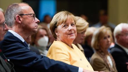 Angela Merkel, Bundeskanzlerin a. D. blickt auf Friedrich Merz. 