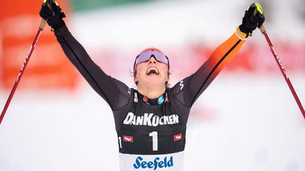 Nathalie Armbruster feiert ihren ersten Weltcupsieg.