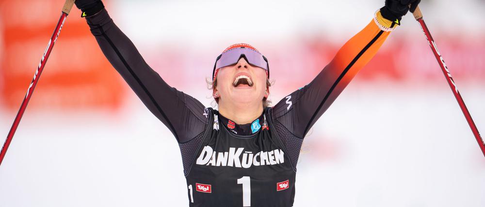 Nathalie Armbruster feiert ihren ersten Weltcupsieg.
