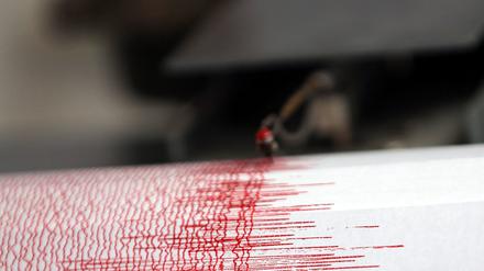 Der Seismograph der Erdbebenwarte verzeichnet Ausschläge. 