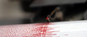 Der Seismograph der Erdbebenwarte verzeichnet Ausschläge.