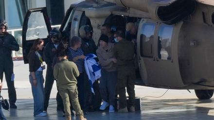 Insgesamt drei aus Israel entführte Männer kamen im Rahm eines Deals zwischen Israel und der Hamas am Samstag frei.