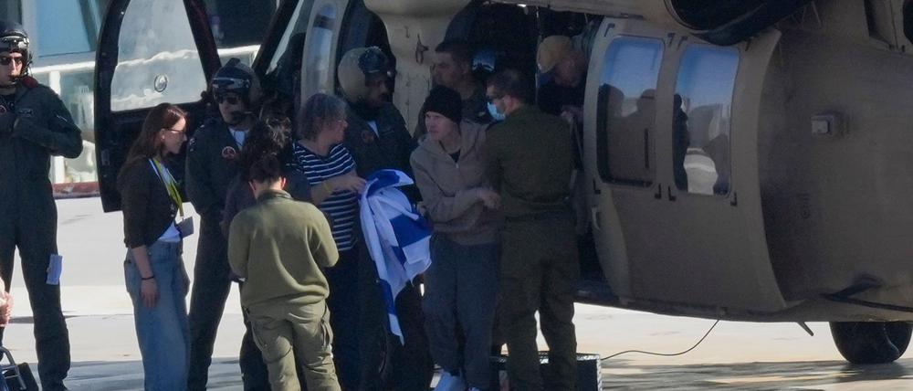 Insgesamt drei aus Israel entführte Männer kamen im Rahm eines Deals zwischen Israel und der Hamas am Samstag frei.