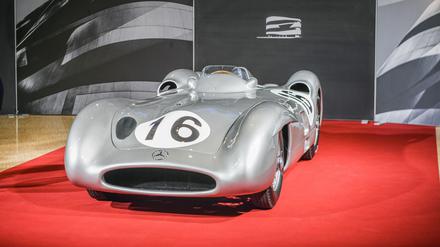 Nicht gerade günstig, aber dennoch bei weitem nicht das teuerste Auto der Welt: Ein seltener „Silberpfeil“ aus dem Jahr 1954 ist in Stuttgart für 46,5 Millionen Euro versteigert worden.