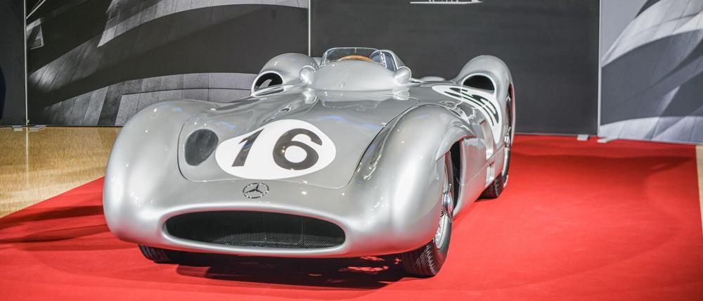 Nicht gerade günstig, aber dennoch bei weitem nicht das teuerste Auto der Welt: Ein seltener „Silberpfeil“ aus dem Jahr 1954 ist in Stuttgart für 46,5 Millionen Euro versteigert worden.