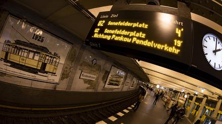 Info am Bahnhof Klosterstrasse über Pendelverkehr in Richtung Pankow am 29. Dezember 2022. 
