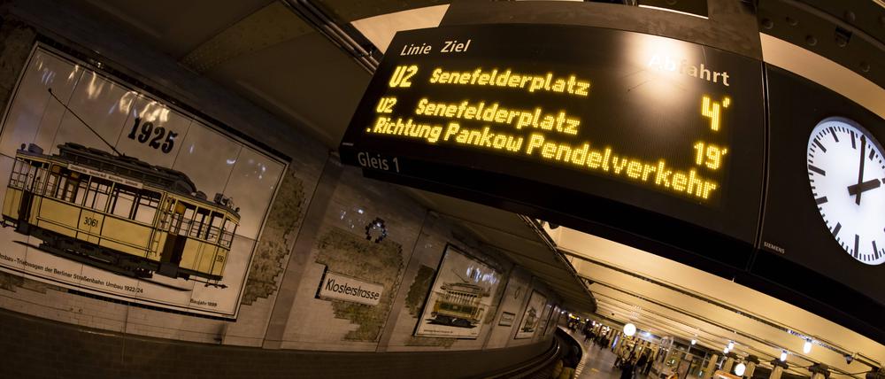 Info am Bahnhof Klosterstrasse über Pendelverkehr in Richtung Pankow am 29. Dezember 2022. 