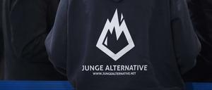 12.01.2025, Sachsen, Riesa: Eine Teilnehmerin des AfD-Bundesparteitags trägt einen Pullover mit dem Logo der AfD-Jugendorganisation «Junge Alternative» (JA). 