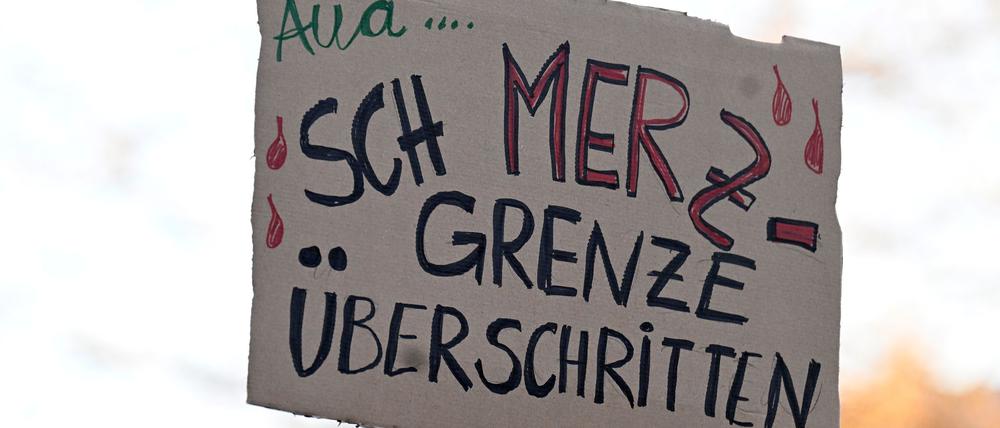 In verschiedenen Städten demonstrieren Menschen gegen eine Zusammenarbeit der Union mit der AfD.