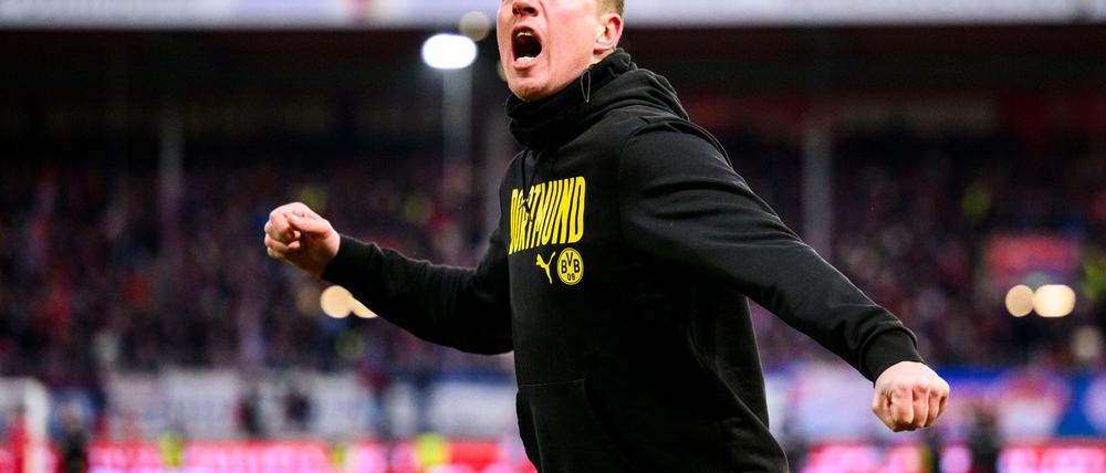 Jubelte nach dem Sieg in Heidenheim ausgelassen: BVB-Trainer Mike Tullberg.
