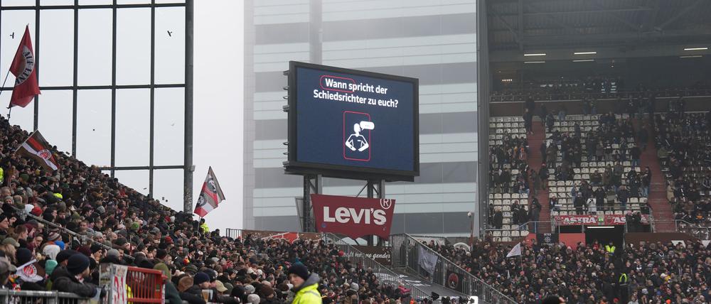 Bei der Bundesliga-Partie zwischen dem FC St. Pauli und dem FC Augsburg hat es nach dem Spiel auf der Haupttribüne noch einen Notarzteinsatz gegeben. 