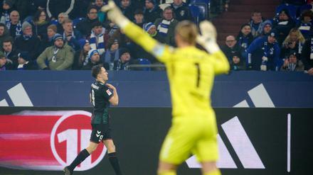 FCM-Torwart Dominik Reimann bejubelt den Führungstreffer durch Martijn Kaars.