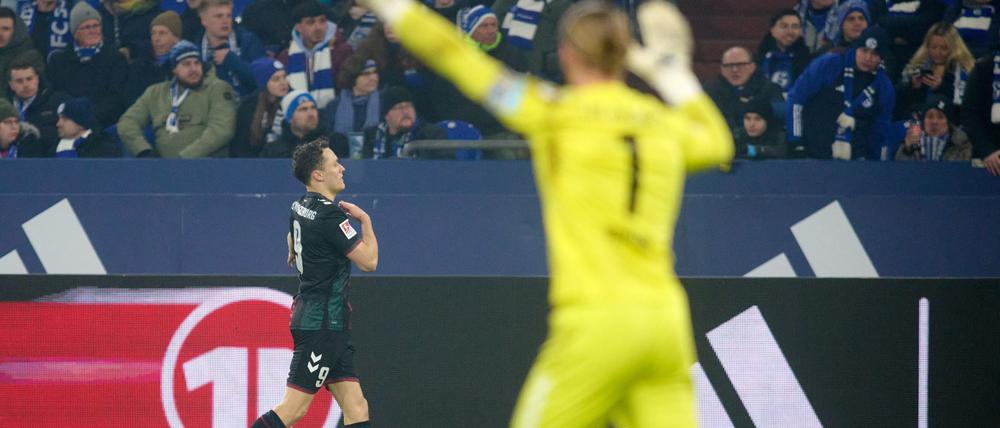 FCM-Torwart Dominik Reimann bejubelt den Führungstreffer durch Martijn Kaars.