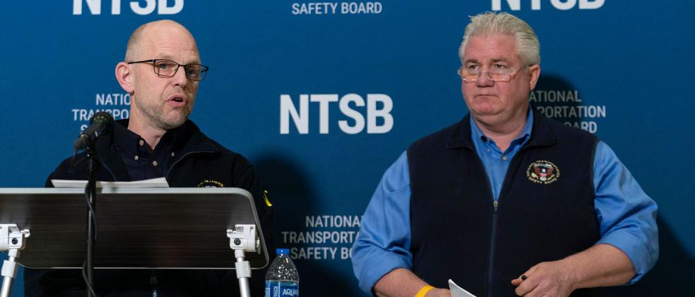 Nach dem Flugzeugunglück in Washington gehen Ermittler der Behörde NTSB widersprüchlichen Angaben zur Flughöhe der beteiligten Maschinen nach.