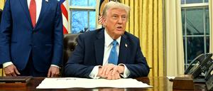 US-Präsident Donald Trump unterschrieb am Samstag ein weitreichendes Dekret, das Strafzölle auf Waren aus Kanada, Mexiko und China verhängt.