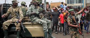 Mitglieder der bewaffneten Gruppe M23 in einer Straße in Goma.  