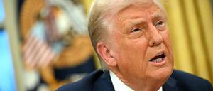 US-Präsident Donald Trump spricht im Weißen Haus zu Journalisten.