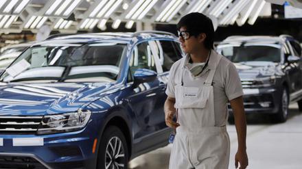 Ein Mitarbeiter von Volkswagen in Puebla, Mexiko (Archivbild von 2019).