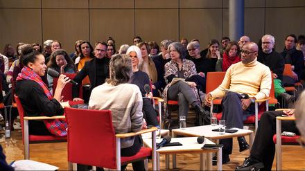 Kultursenator Joe Chialo (r.) lauscht Isabel Lewis, Künstlerin und Professorin für performative Kunst (l.) beim Forum „Tanz Macht Berlin“.