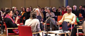 Kultursenator Joe Chialo (r.) lauscht Isabel Lewis, Künstlerin und Professorin für performative Kunst (l.) beim Forum „Tanz Macht Berlin“.