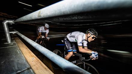 Roger Kluge und Theo Reinhardt gewinnen das 112. Berliner Sechstagerennen.