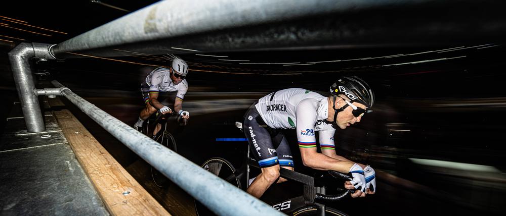 Roger Kluge und Theo Reinhardt gewinnen das 112. Berliner Sechstagerennen.