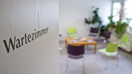 «Wartezimmer» ist auf der Tür eines leeren Wartezimmers in einer Arztpraxis zu lesen. 