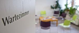 «Wartezimmer» ist auf der Tür eines leeren Wartezimmers in einer Arztpraxis zu lesen. 