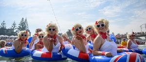 Ein Marilyn-Monroe-Lookalike wirft während des Marilyn-Jetty-Swim-Events Küsse in die Kamera. Hunderte Marilyn-Monroe-Doppelgängerinnen nahmen an der Veranstaltung teil. 