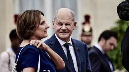 Olaf Scholz mit seiner Ehefrau Britta Ernst in Paris.
