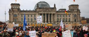 Demonstranten bei einer Protestkundgebung vor dem Bundestag.