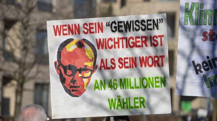 Plakat gegen Friedrich Merz bei einer Demonstration in Dortmund. 