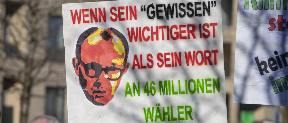 Plakat gegen Friedrich Merz bei einer Demonstration in Dortmund.