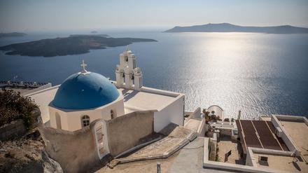 Weiß getünchte Häuser mit blauen Dächern: Das Erkennungsmerkmal von Santorini.