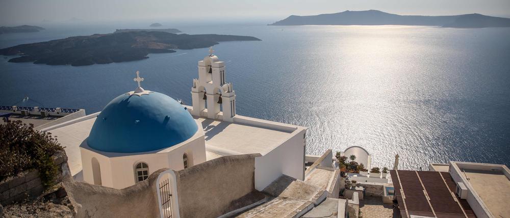 Weiß getünchte Häuser mit blauen Dächern: Das Erkennungsmerkmal von Santorini.