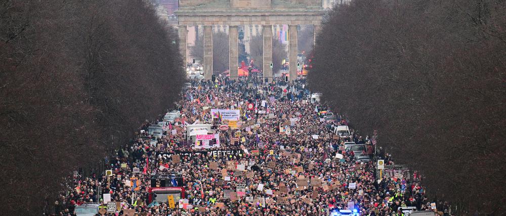 Zahlreiche Menschen demonstrieren in Berlin für die "Brandmauer", also eine Abgrenzung der Union zur AfD.