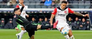 Wolfsburgs Mohamed Amoura (l.) war an Wolfsburgs Führungstor entscheidend beteiligt, aber Frankfurt kam noch einmal zurück.