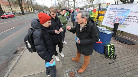 AfD Wahlkampfstand und Gegendemo in Potsdam. Die AfD baute vor dem Humboldt Gymnasium in Potsdam einen Wahlkampfstand auf.